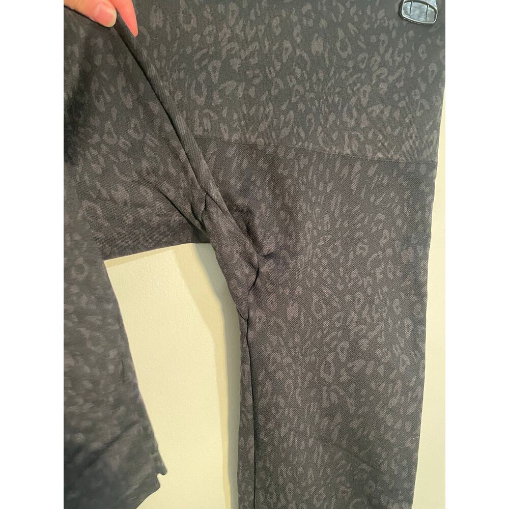 Spanx Look at Me Now Seamless Leggings in Black Cheetah Size XL - Picture 4 of 9